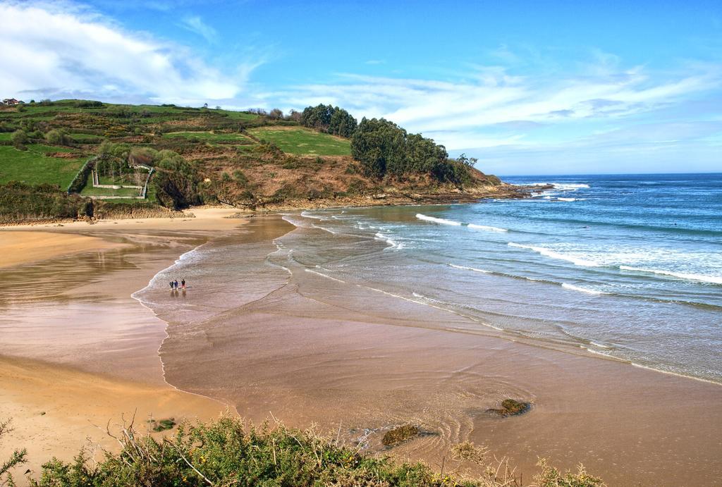 Apartamentos Playa De Cóbreces Kültér fotó